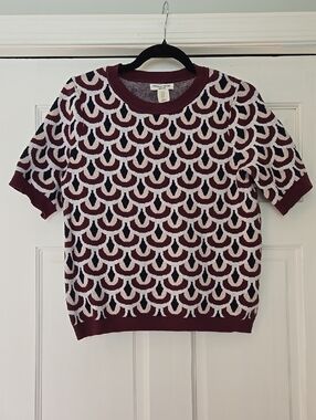 Christian Siriano Maroon and Cream Scallop-Print Short Sleeve Sweater